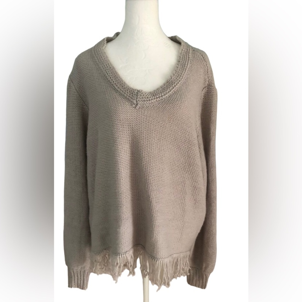 ☘️ EUC Cozy fringe sweater. Oatmeal color.
